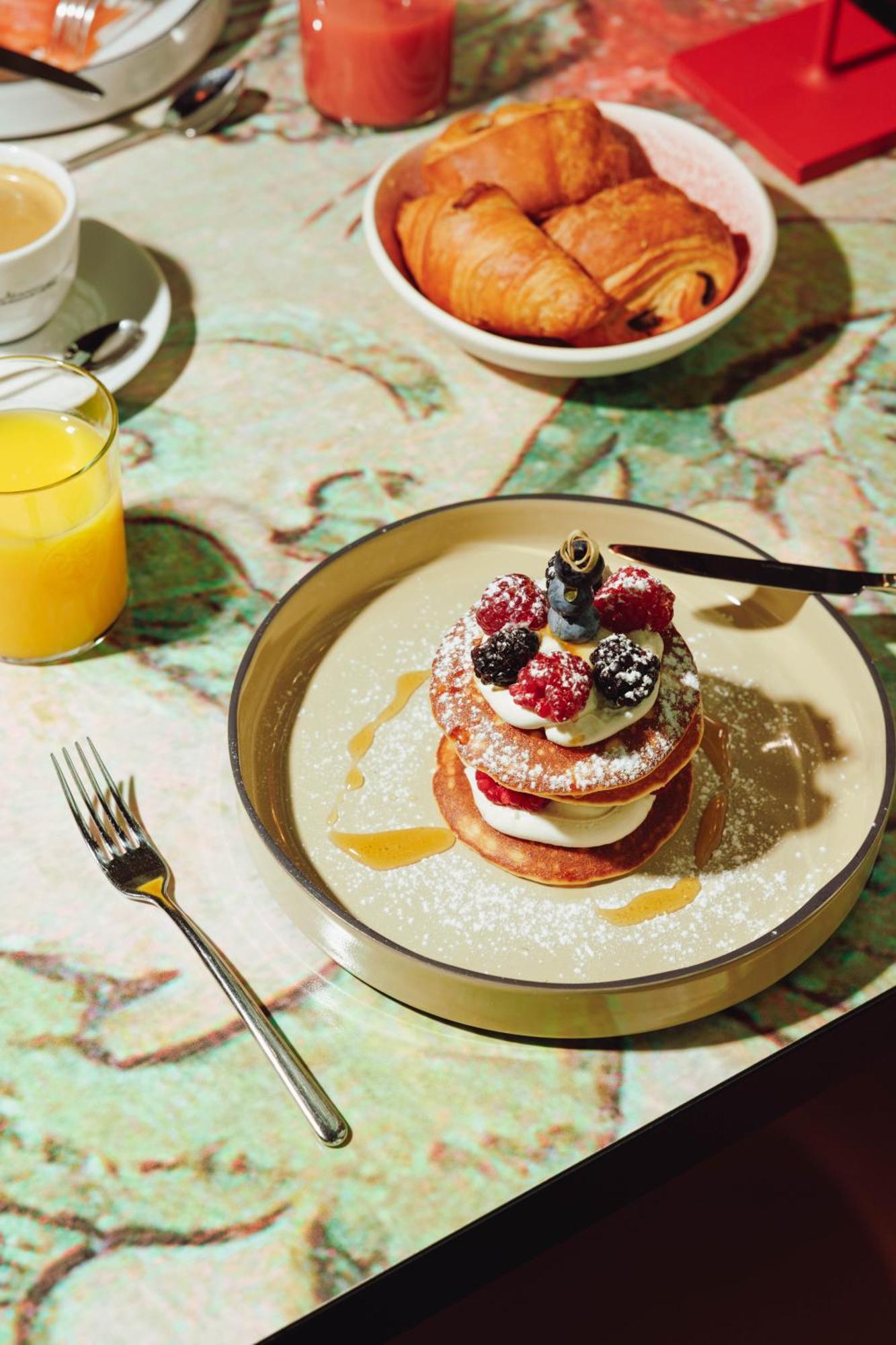 Kruisherenhotel Maastricht - Oostwegel Collection, Member Of Design Hotels Eksteriør bilde A stack of pancakes with fruit and cream