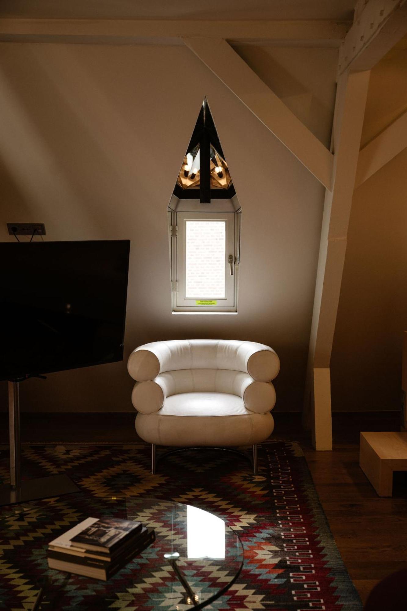 Kruisherenhotel Maastricht - Oostwegel Collection, Member Of Design Hotels Eksteriør bilde A chair with LED lighting